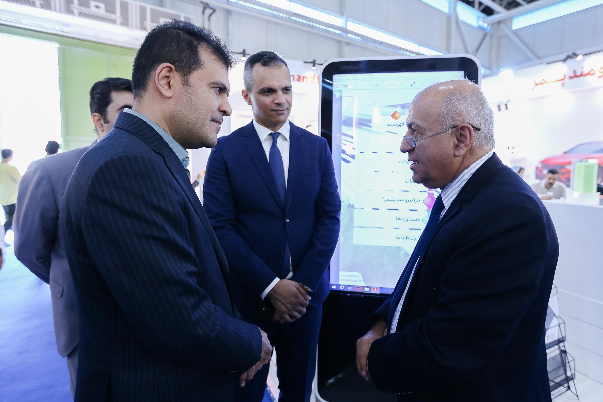 IMG 1409 - بازدید دکتر افشین از نمایشگاه ایران پلاست - سامانه ویکی تک پلاس