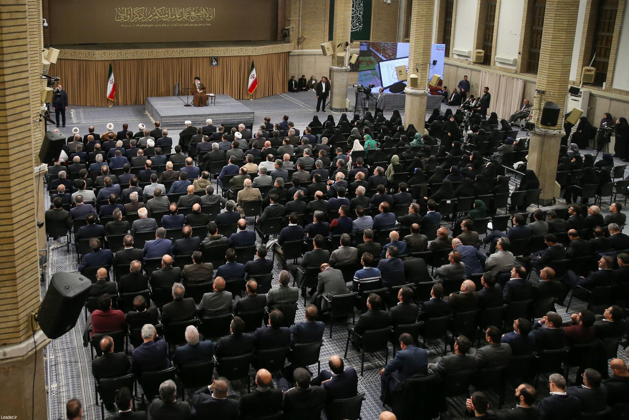 85820 972 - دیدار رهبر معظم انقلاب اسلامی (ره) با تولیدکنندگان و فعالان اقتصادی - سامانه ویکی تک پلاس